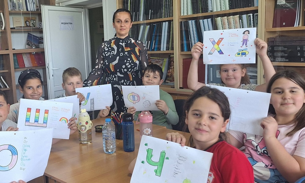 Учениците од „Св. Кирил и Методиј“ со книги и убави зборови го одбележаа 24 Мај